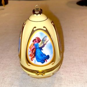 Mr Christmas musical egg